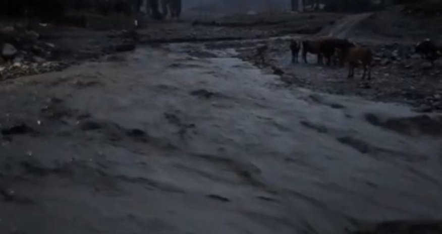 Qubada sel körpünü aparıb - Video