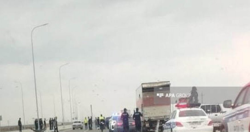 Ağdamda minik avtomobili ekskavatora çırpılıb, yaralılar var