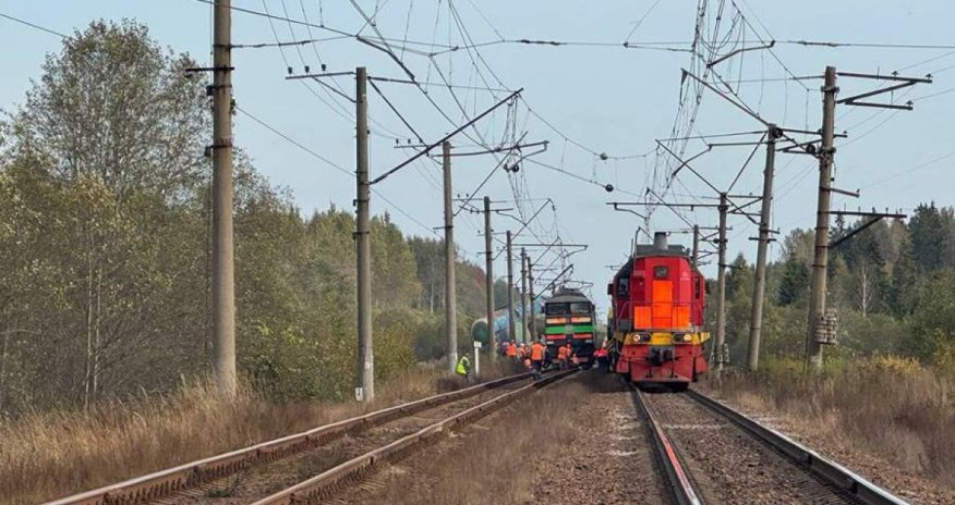 ЧП в России: сошли с рельсов два тепловоза, машинист погиб