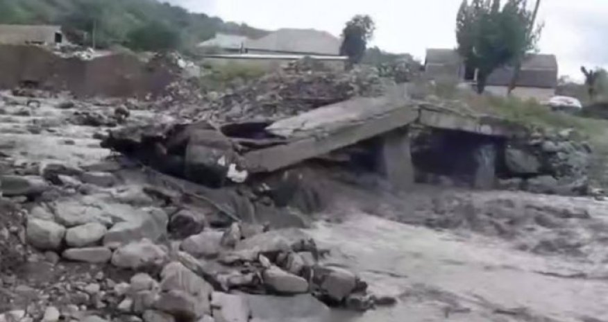 Sel suları Balakəndə körpünü dağıdıb