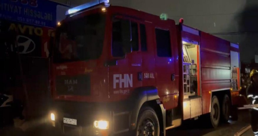 
Babək prospektindəki təkər bazarında yanğın olub