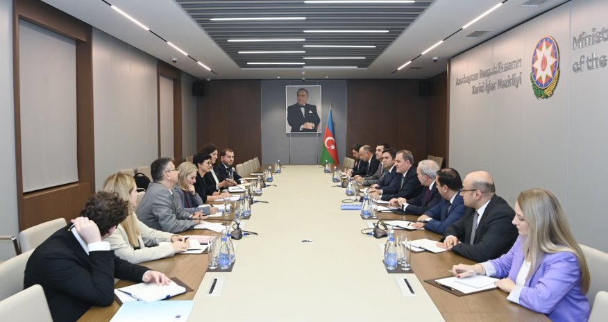Ceyhun Bayramov AK-nın genişlənmə üzrə komissarı ilə görüşüb