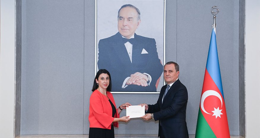 Fransanın yeni səfiri etimadnaməsinin surətini Ceyhun Bayramova təqdim edib