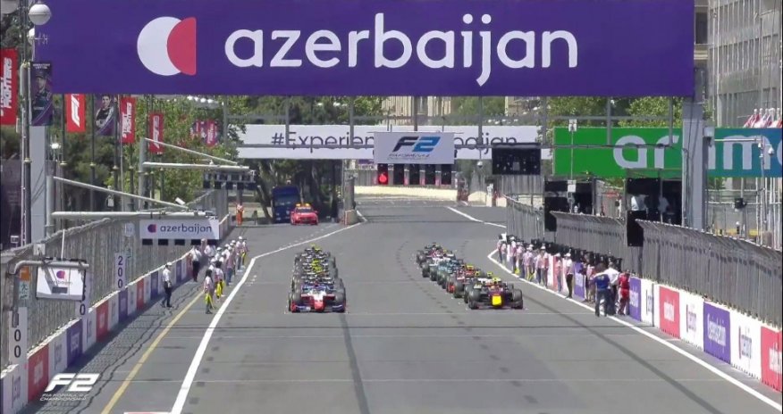 "Formula 2": Bakıda sprint yarışı başladı