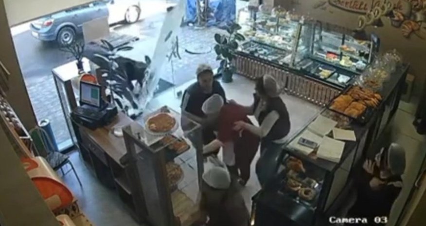 İnək şirniyyat mağazasına hücum edib, yaralanan var - Video