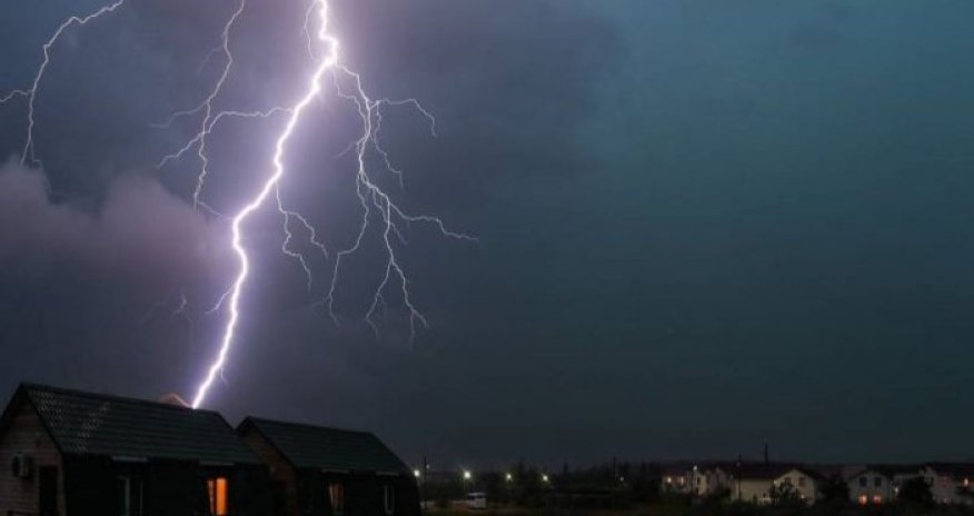 Xocalıda evə ildırım düşüb - Video