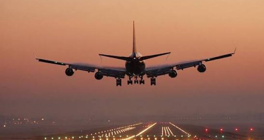 Londona uçan təyyarə Bakıya eniş edib