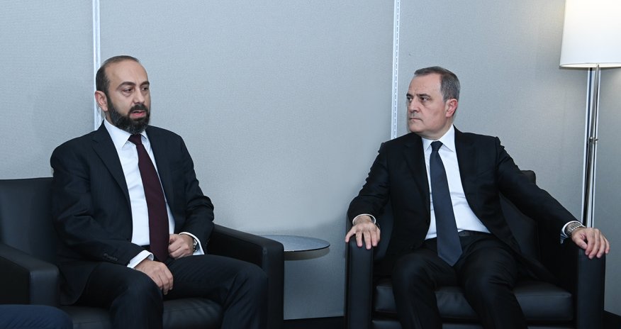 Bayramovla Mirzoyan görüşüb