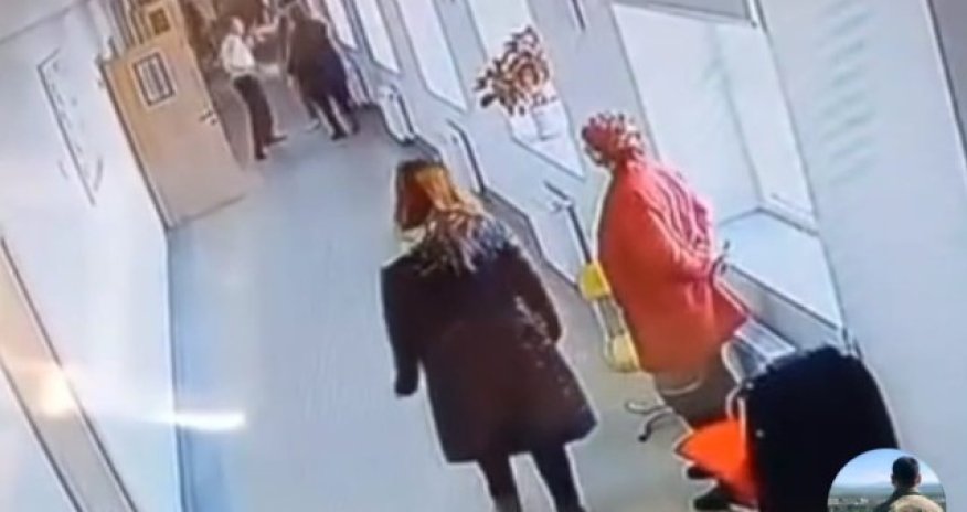 Lənkəranda direktor müavini şagirdi və xadiməni döyüb - Video