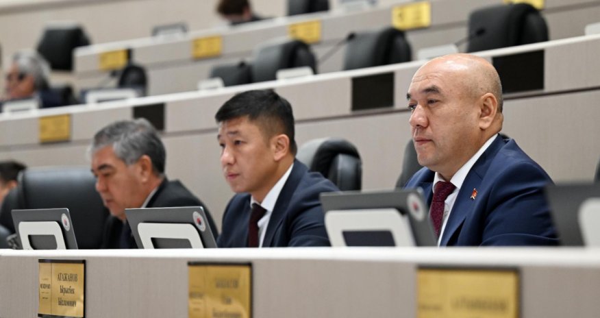 Qırğızıstan parlamenti özünü buraxıb