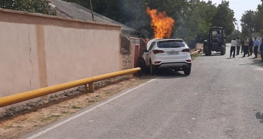 Şərurda minik avtomobili qaz xəttinə çırpılıb