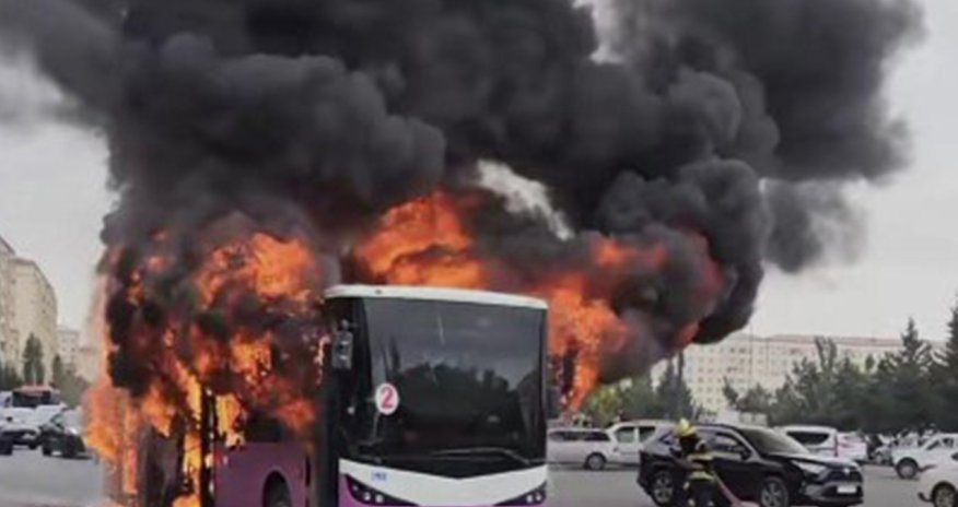 Sumqayıtda avtobus yanıb - Video