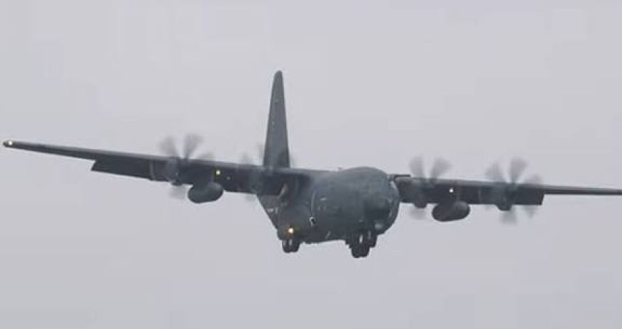 Bundesverə məxsus təyyarə pirotexniki vasitələrdən atəşə tutulub