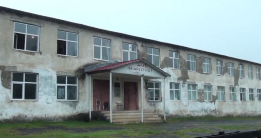 Qəbələdə məktəbdə birinci və ikinci siniflər birlikdə dərs keçirlər- Video