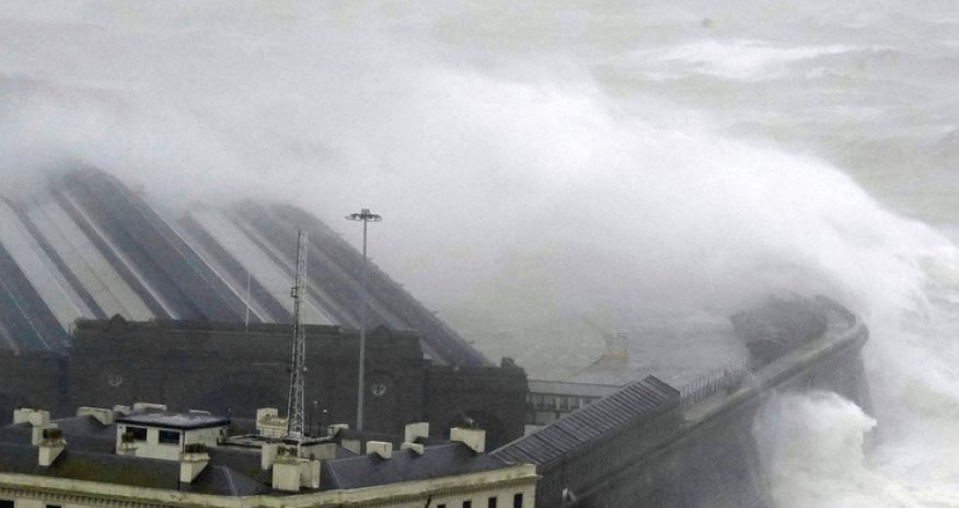 Страшный шторм обрушился на Британию