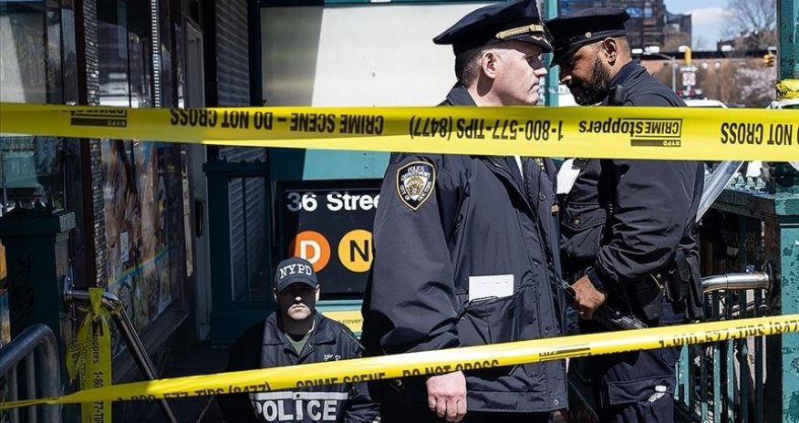 В метро Нью-Йорка погибли два человека