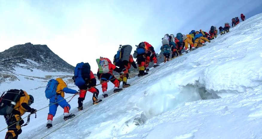 Сотни альпинистов попали в снежную ловушку на Эвересте