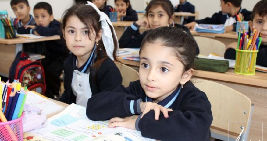 Müəllim 45 dəqiqəni iki sinfə bölür &mdash; mütəxəssislər narazı, nazirlik isə razıdır