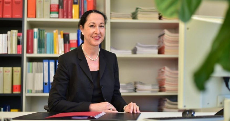 
Almaniyada şəhər meri bıçaqlanıb