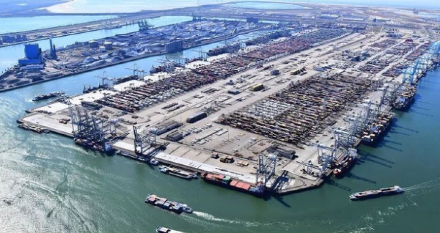 Забастовка парализовала крупнейший порт Европы