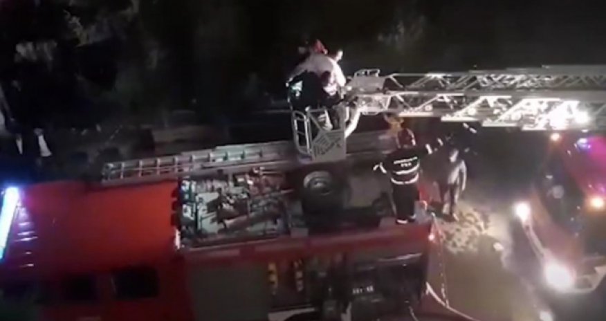 Sumqayıtda yaşayış binasında yanğın baş verib - Video