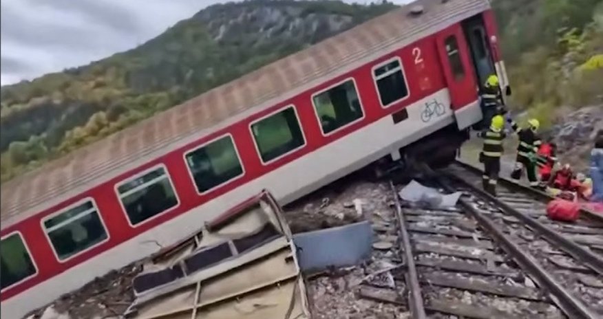 Slovakiyada sərnişin qatarları toqquşub, 100 nəfər xəsarət alıb