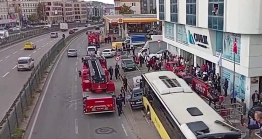 İstanbulda avtobus dayanacağa çırpılıb, ölən və xəsarət alanlar var