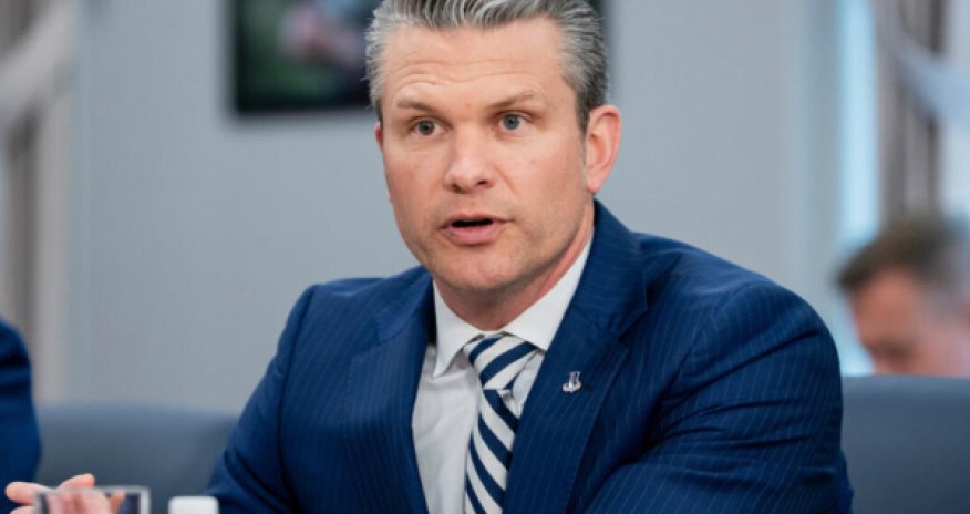 Самолет главы Пентагона экстренно сел в Британии