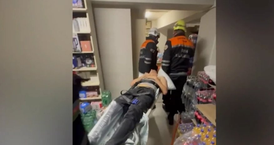 Mağazada təhlükəli vəziyyətdə qalan şəxs xilas olunub - Video