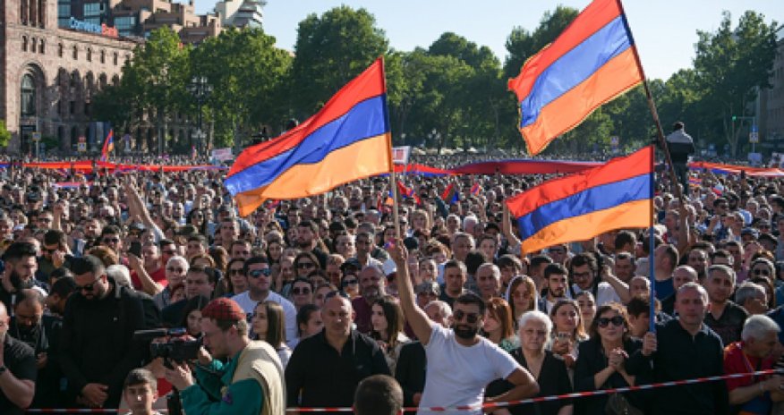 Армяне вышли за Карапетяна и владыку Мкртыча