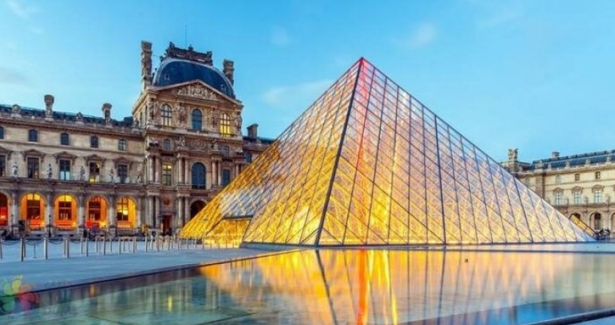 Во французском Лувре произошло ограбление, музей закрыт