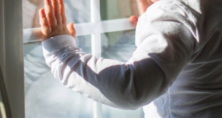 Üç yaşlı uşaq yeddinci mərtəbədən yıxılaraq ölüb