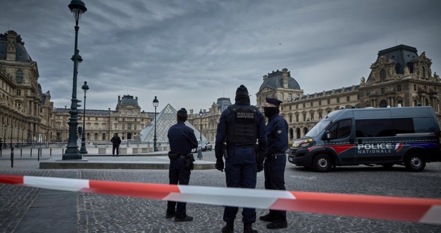 Louvre heist: thieves steal jewels in daylight raid, investigation underway