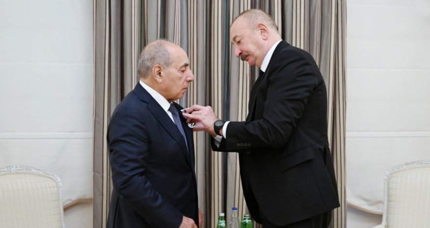 İlham Əliyev Yaqub Eyyubova &ldquo;İstiqlal&rdquo; ordenini təqdim edib