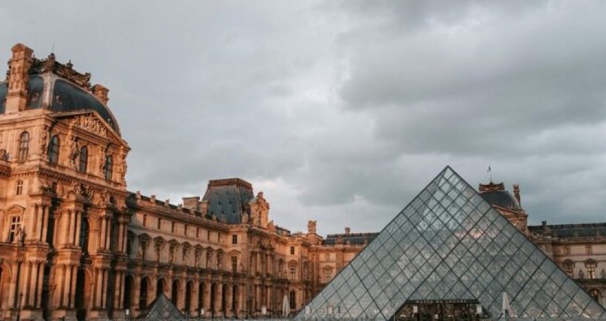 Ограбление Лувра расследуют более сотни следователей