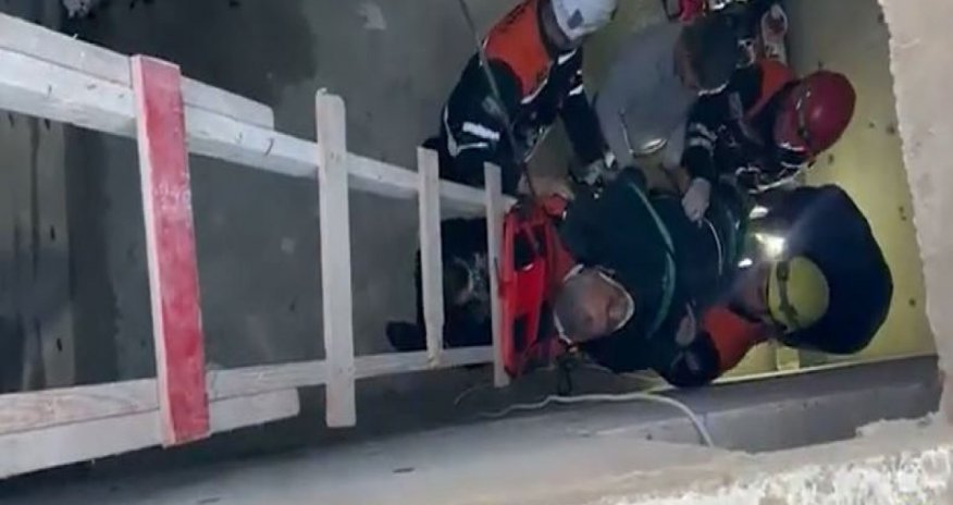 Bakıda su anbarına düşən şəxs xilas edilib - Video