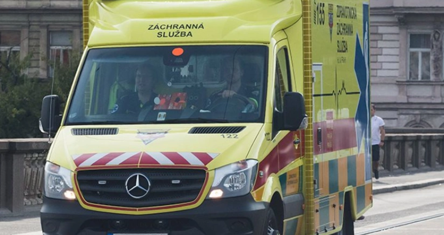 Çexiyada yük maşını ilə toqquşan qatar relsdən çıxıb