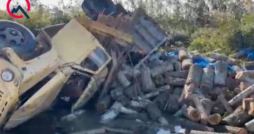 Ucarda odunla dolu yük maşını aşıb - Xəsarət alanlar var