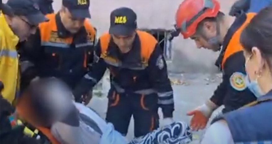 Bağlı qapı arxasında köməksiz vəziyyətdə qalan şəxs xilas edilib - Video