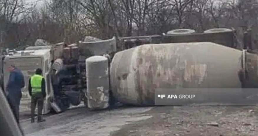Ağdərədə betonqarışdıran maşın aşıb, sürücü ölüb