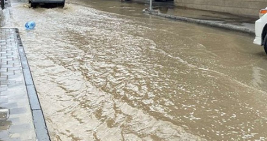 Badamdar qəsəbəsində su borusu partladı, küçələri su basdı - Video