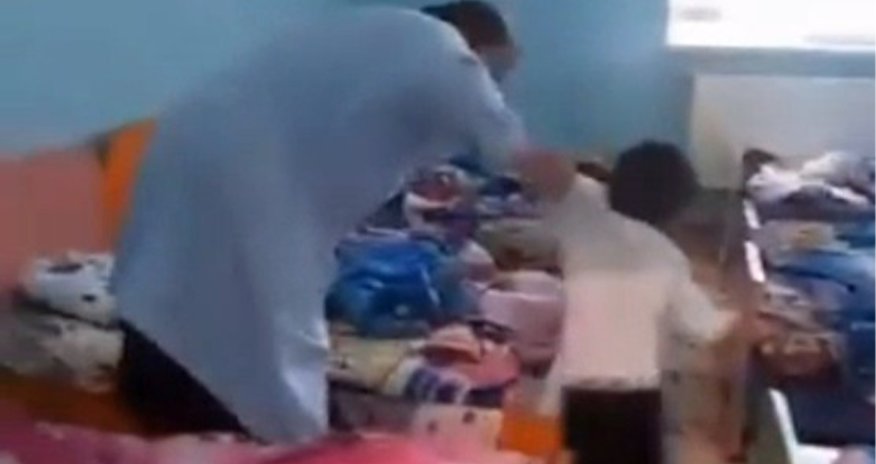 Bağçada uşağa şiddət göstərən dayə işdən azad olunub - Video