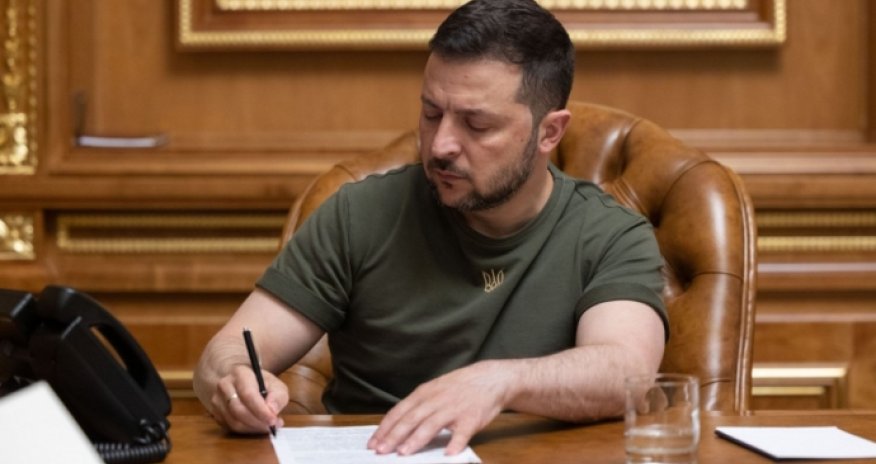 Зеленский продлил военное положение в Украине