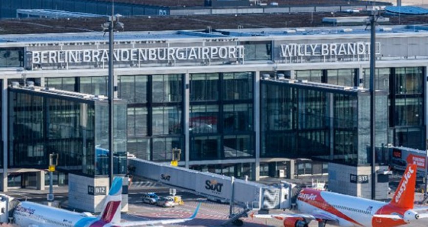 Berlin hava limanında uçuşlar dayandırılıb