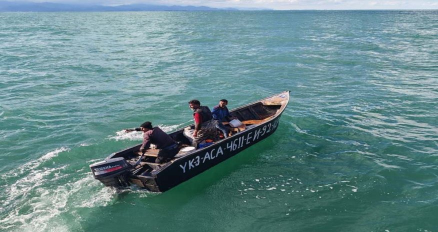 В Каспийском море спасены трое в лодке