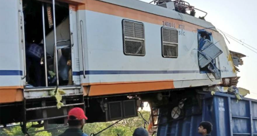 Hindistanda yük və sərnişin qatarları toqquşub, ölən və yaralananlar var