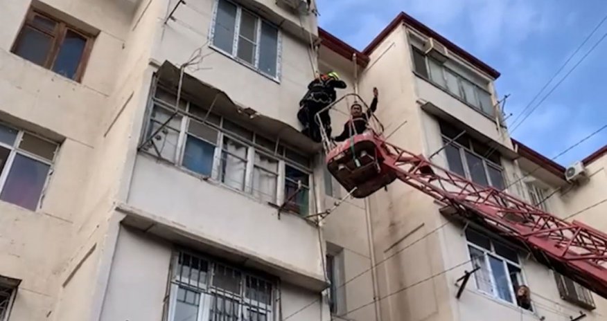 Bakıda binada köməksiz vəziyyətdə qalan şəxs xilas edilib - Video