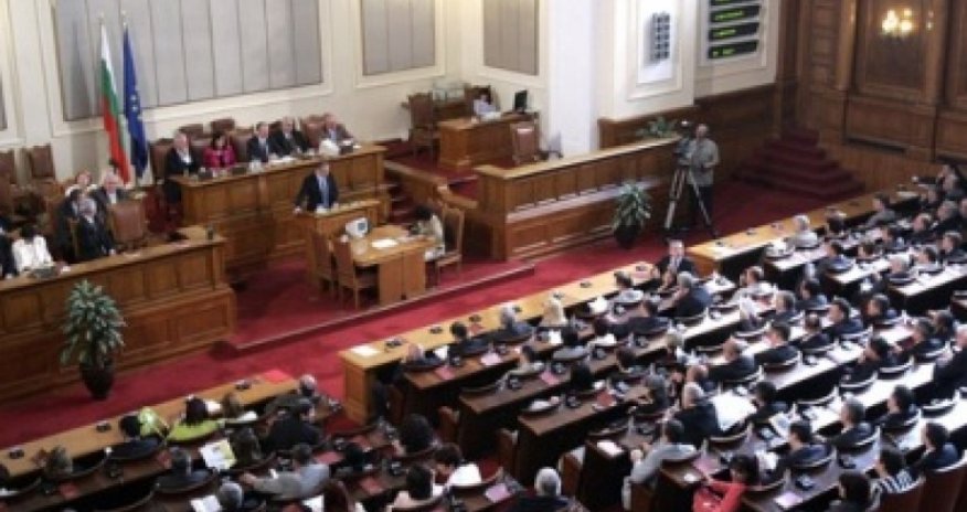 Парламент Болгарии отменил запрет президента на продажу &laquo;Лукойла&raquo;