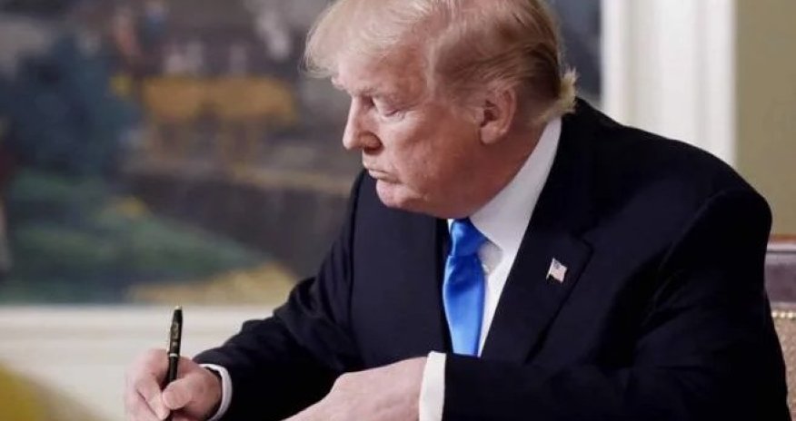 Tramp İrana qarşı sanksiyaların müddətini bir il artırıb