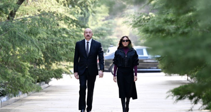 Prezident və birinci xanım Heydər Əliyevin məzarını ziyarət ediblər